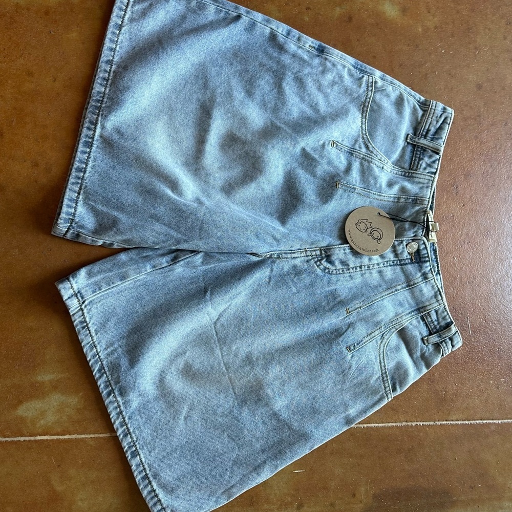 Nwt High Rise Mom Denim Short With Pockets.  Size Medium